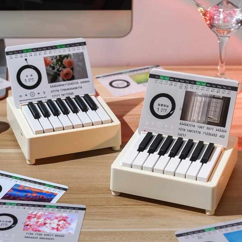 Mini retro-style piano toy in white or black, featuring 24 brief piano scores of world-famous pieces. Packaged in a gift box, perfect as a musical gift or decorative piece.
