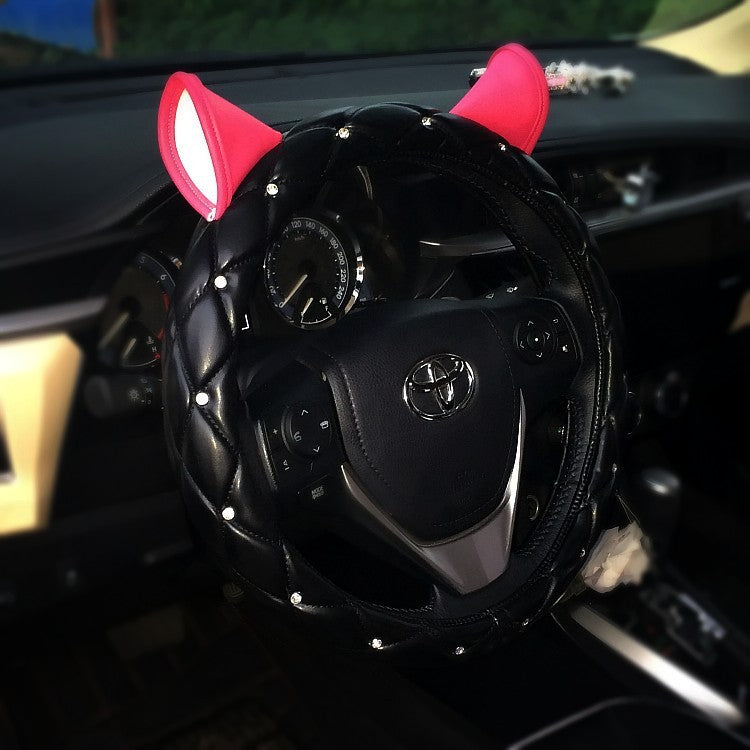 Super cute steering wheel cover made from environmentally friendly PU leather, embellished with high-quality rhinestones and a playful ear design. Suitable for all seasons and most steering wheels.