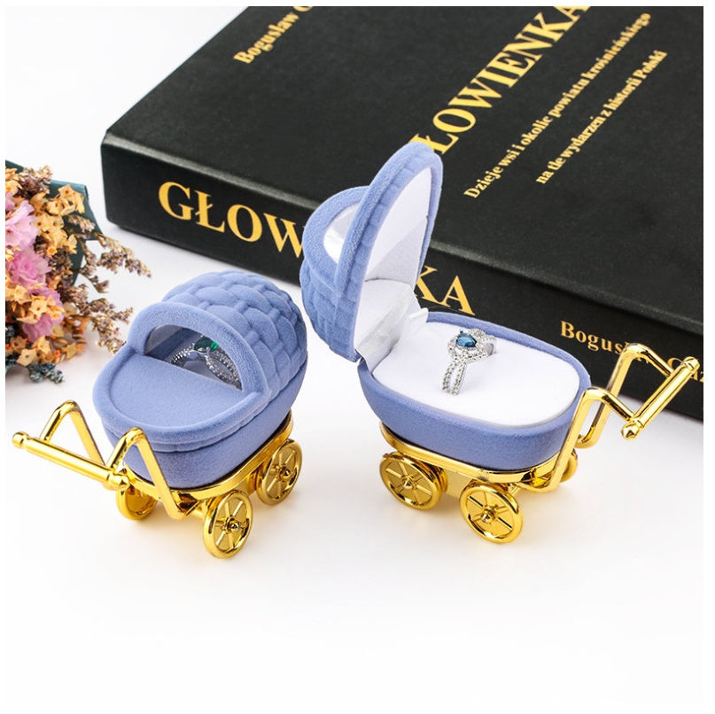 **Lovely Suede Jewelry Box β Stylish & Compact Storage π§³** A soft **flannel-lined** box made of **composite material** to store **rings, earrings**, and **necklaces**. Perfect for travel or daily use. **Size**: **8.5 x 6 cm**. β¨