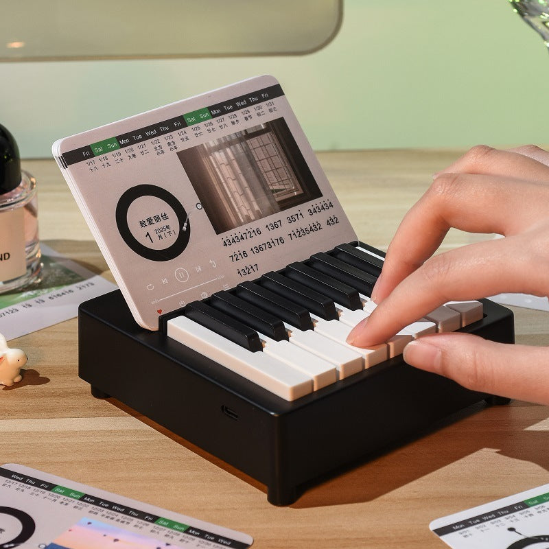 Mini retro-style piano toy in white or black, featuring 24 brief piano scores of world-famous pieces. Packaged in a gift box, perfect as a musical gift or decorative piece.