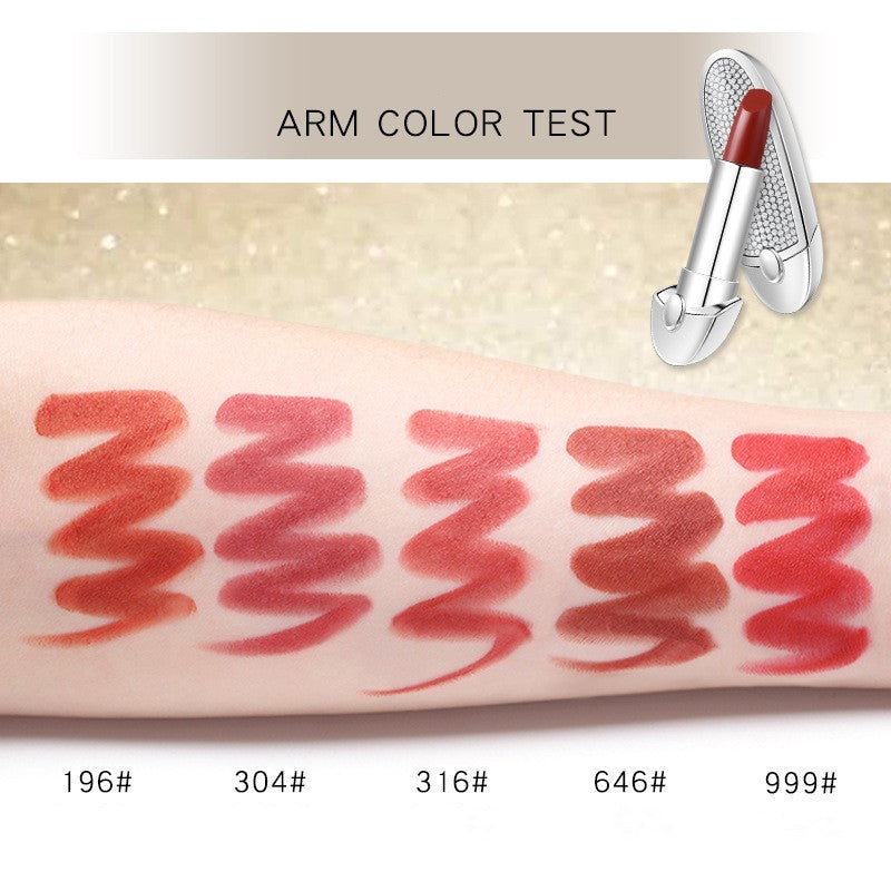 Lipstick gift set featuring five vibrant shades, formulated with beeswax and ozokerite for a moisturizing, long-lasting finish. Suitable for all skin types, combining lipstick and lip gloss for a smooth, radiant look.