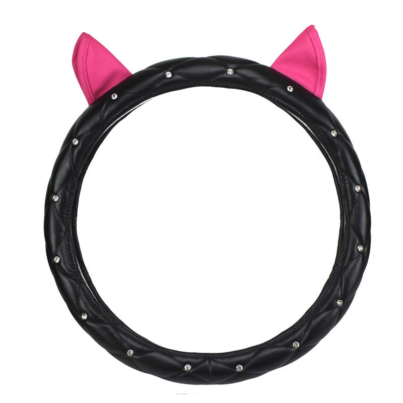 Super cute steering wheel cover made from environmentally friendly PU leather, embellished with high-quality rhinestones and a playful ear design. Suitable for all seasons and most steering wheels.
