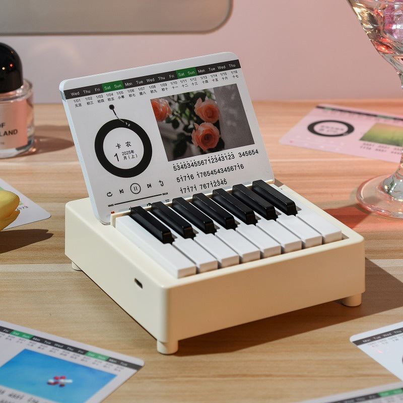 Mini retro-style piano toy in white or black, featuring 24 brief piano scores of world-famous pieces. Packaged in a gift box, perfect as a musical gift or decorative piece.