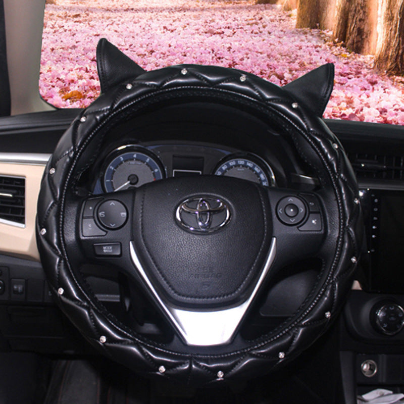 Super cute steering wheel cover made from environmentally friendly PU leather, embellished with high-quality rhinestones and a playful ear design. Suitable for all seasons and most steering wheels.