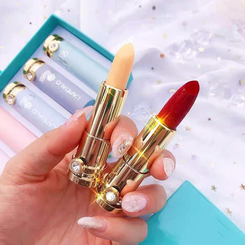 Lipstick set featuring a combination of lip gloss and lipstick, suitable for all skin types, with a shelf life of 3 years, designed to modify and enhance the lips.