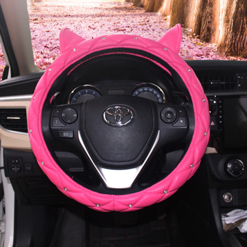 Super cute steering wheel cover made from environmentally friendly PU leather, embellished with high-quality rhinestones and a playful ear design. Suitable for all seasons and most steering wheels.