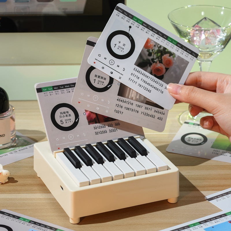 Mini retro-style piano toy in white or black, featuring 24 brief piano scores of world-famous pieces. Packaged in a gift box, perfect as a musical gift or decorative piece.