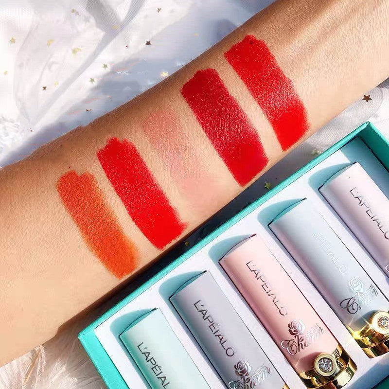 Lipstick set featuring a combination of lip gloss and lipstick, suitable for all skin types, with a shelf life of 3 years, designed to modify and enhance the lips.