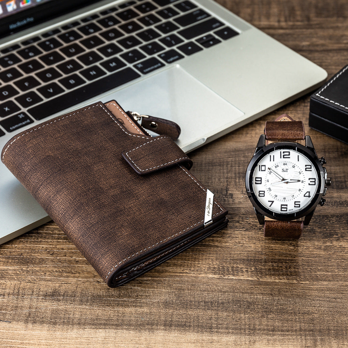 **Men's Gift Set β Stylish & Functional π** A **chronograph** watch with a **PU strap** and **stainless steel buckle**, paired with a sleek wallet. The **4.0cm dial** and **24x2cm strap** offer a comfortable fit. Perfect for any occasion! βπΌ