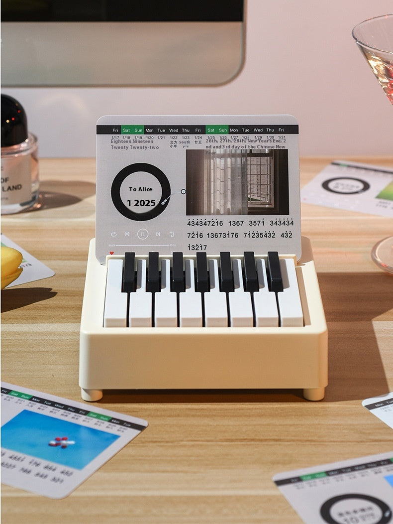 Mini retro-style piano toy in white or black, featuring 24 brief piano scores of world-famous pieces. Packaged in a gift box, perfect as a musical gift or decorative piece.