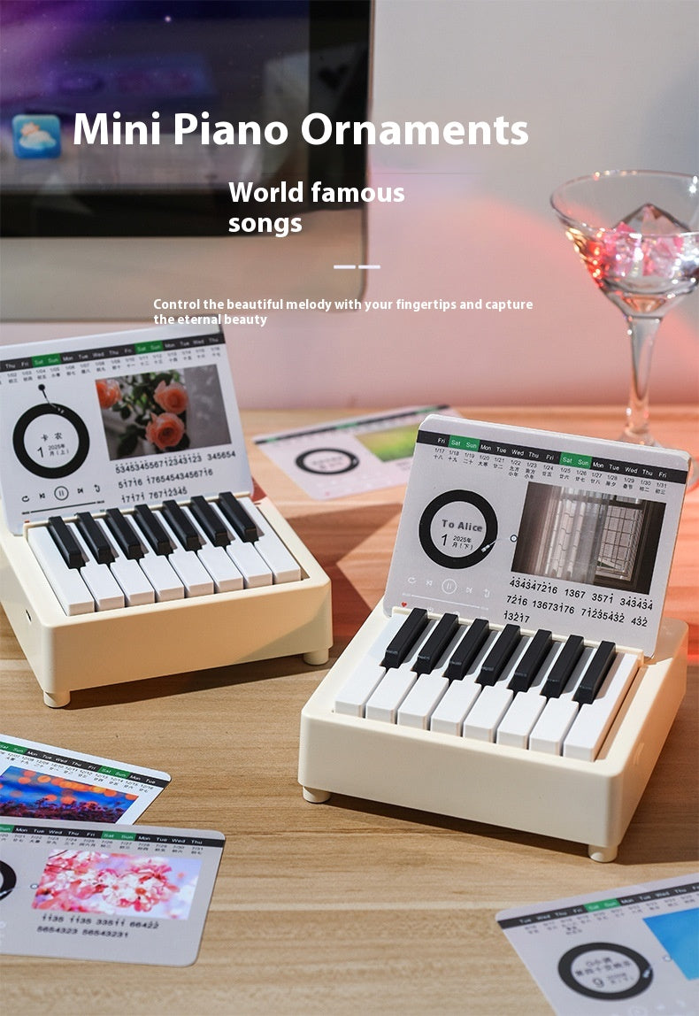 Mini retro-style piano toy in white or black, featuring 24 brief piano scores of world-famous pieces. Packaged in a gift box, perfect as a musical gift or decorative piece.