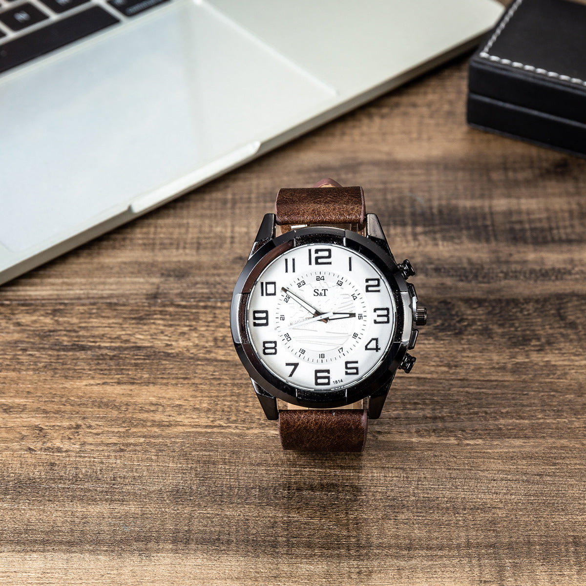 **Men's Gift Set β Stylish & Functional π** A **chronograph** watch with a **PU strap** and **stainless steel buckle**, paired with a sleek wallet. The **4.0cm dial** and **24x2cm strap** offer a comfortable fit. Perfect for any occasion! βπΌ