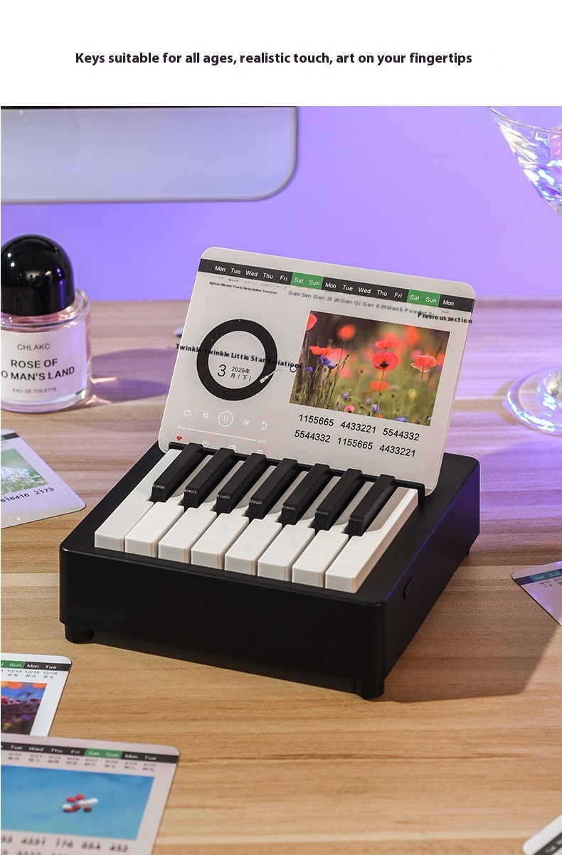 Mini retro-style piano toy in white or black, featuring 24 brief piano scores of world-famous pieces. Packaged in a gift box, perfect as a musical gift or decorative piece.