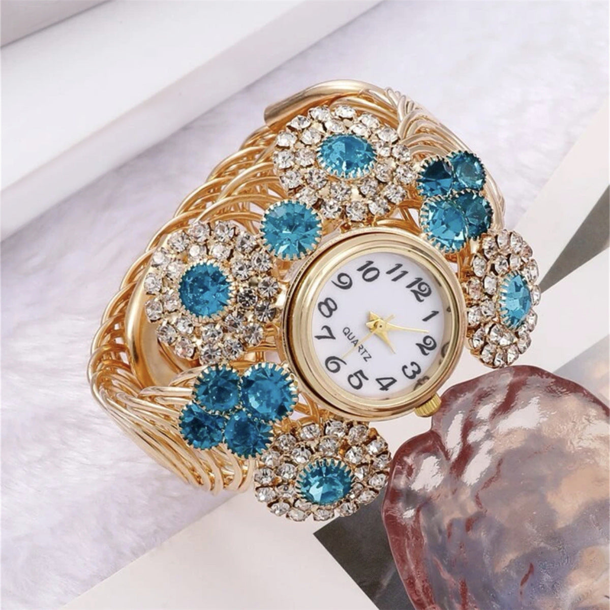 Women's elegant fashion quartz watch, combining timeless style with precise functionality for an effortlessly chic look. #FashionQuartzWatch #ElegantTimepiece #TimelessStyle #WomenWatch #ChicAccessories #PrecisionWatch #LuxuryTimepiece #EverydayElegance