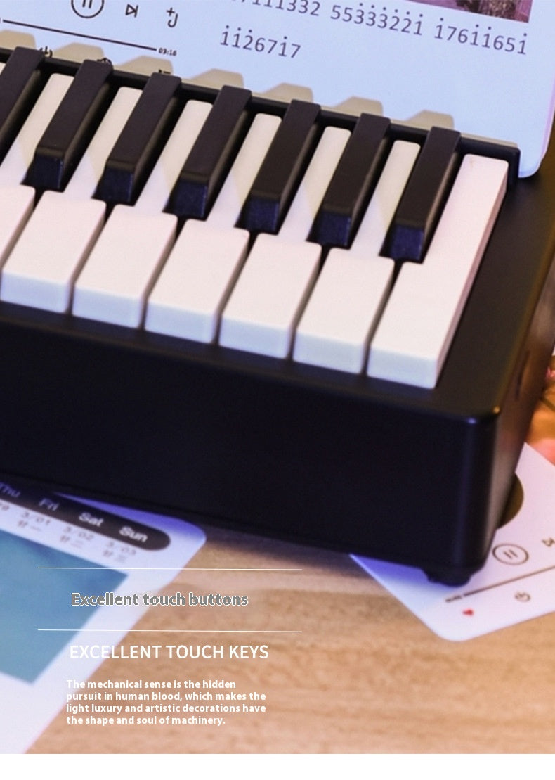 Mini retro-style piano toy in white or black, featuring 24 brief piano scores of world-famous pieces. Packaged in a gift box, perfect as a musical gift or decorative piece.