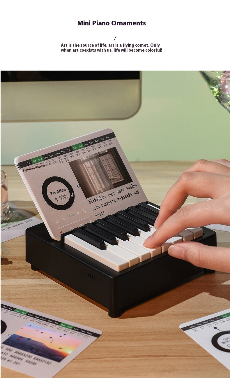 Mini retro-style piano toy in white or black, featuring 24 brief piano scores of world-famous pieces. Packaged in a gift box, perfect as a musical gift or decorative piece.