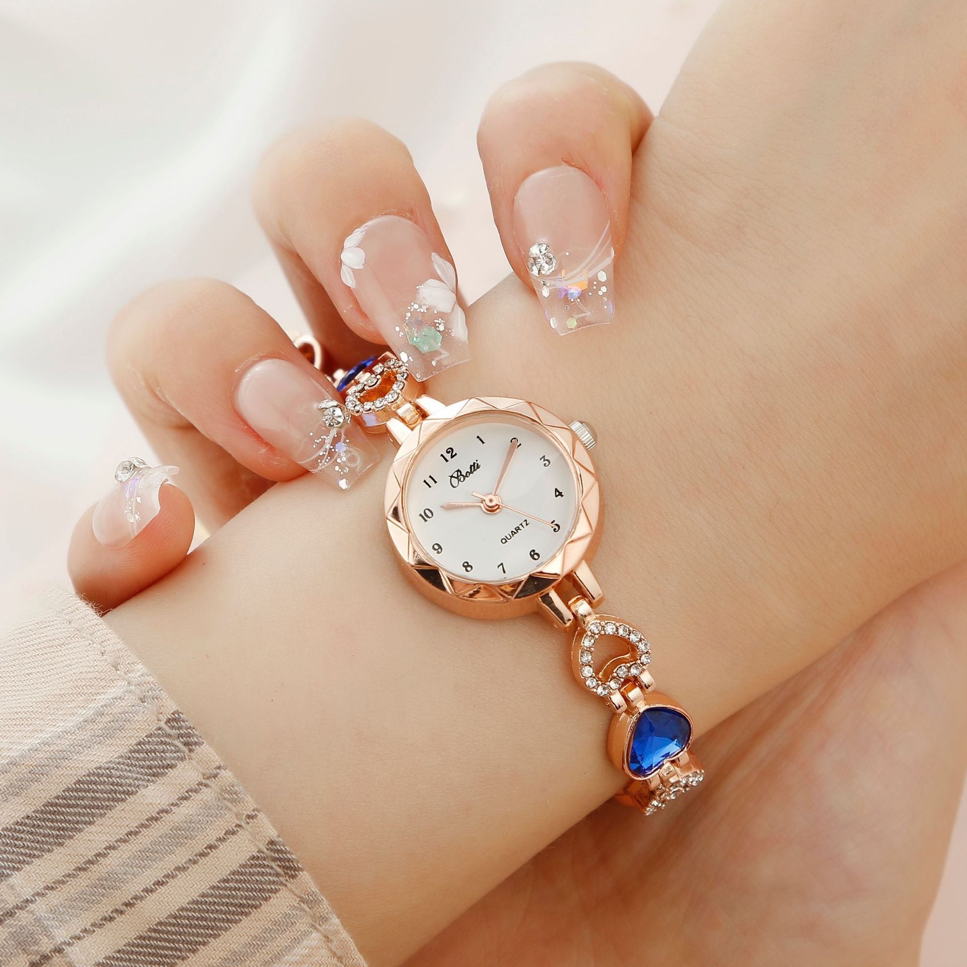 Embrace elegance and simplicity with the Women's Simple Disc Quartz Watch, a beautiful timepiece designed for modern women. This light luxury set combines the perfect balance of functionality and fashion, making it a versatile accessory for any occasion.