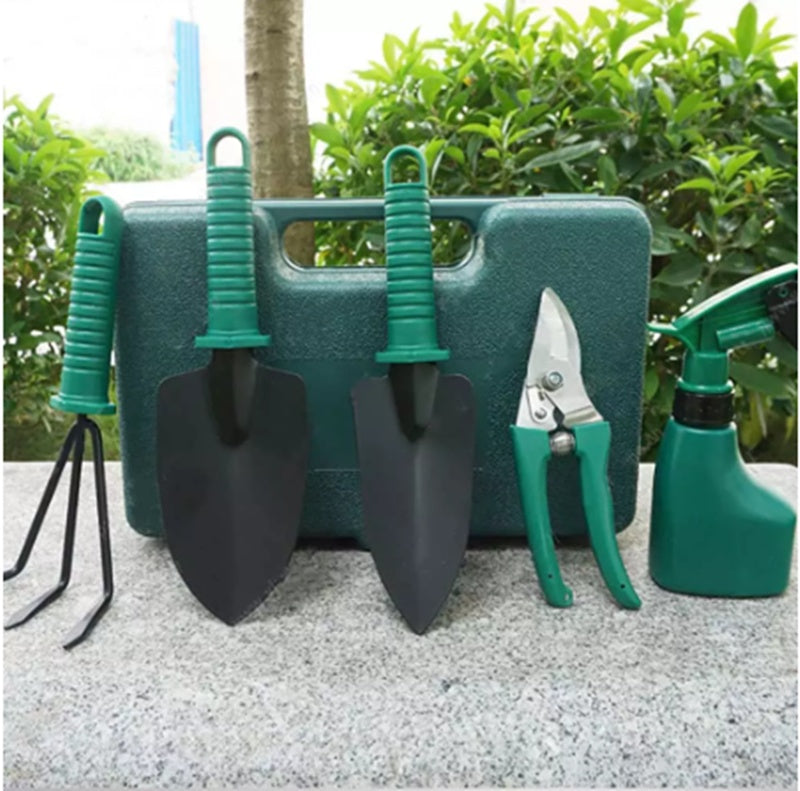 A five-piece garden tool set designed for succulent and general gardening tasks. The set includes a pointed shovel, round shovel, watering can, pruning shears, and rake, all made from eco-friendly plastic and durable A3 steel plates. Tools are stored in a portable box with shaped slots for easy organization. Ideal for digging, raking, pruning, and watering plants, with a practical nozzle switch on the watering can. Perfect for both beginner and experienced gardeners.