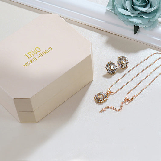 **Fashion Rhinestone Women's Watch & Jewelry Set – Elegant & Sparkling**  

A stylish **women’s quartz watch** with a **34mm round dial**, **9mm slim case**, and dazzling **rhinestone accents** for a luxurious look. Made with **a durable metal case, mineral-strengthened glass mirror, and an alloy strap** with a **stainless steel pin buckle**. **30M waterproof** and precision quartz movement for reliability.  

Includes a **matching jewelry set** with a **46cm necklace (21mm x 16mm pendant) and 18mm x 16mm e