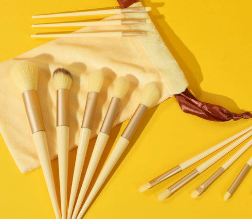 A 13-piece makeup brush set featuring soft synthetic bristles, durable plastic handles, and aluminum ferrules. The set includes brushes for foundation, powder, blush, highlighter, eyeshadow, lip, eyebrow, concealer, and blending. Available in various packaging options such as cloth bags and boxes in green, pink, and yellow. Ideal for professional and personal use, providing precise application and easy cleaning.