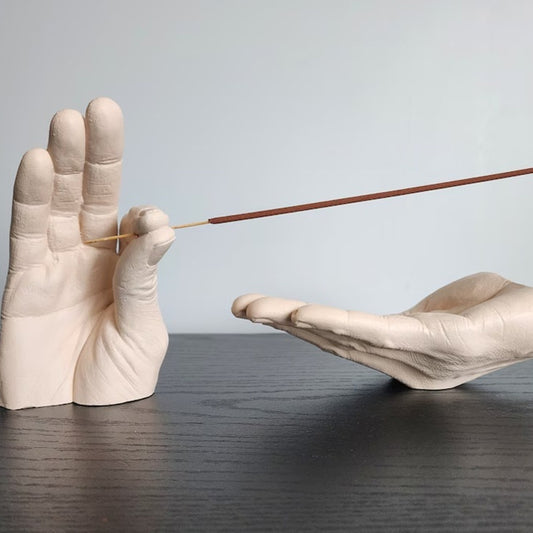 Cartoon-style resin incense holder in the shape of hands, available in black, white, light yellow, and brown. Made from synthetic resin, with a size of 19 * 10 * 10 cm, perfect for holding and receiving incense.
