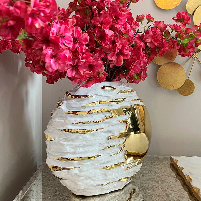 Light luxury electroplated gold ceramic vase, combining elegant design with contemporary style to elevate your home décor. #GoldCeramicVase #LuxuryDécor #ContemporaryStyle #ElegantDesign #HomeAccessories #SophisticatedDécor #ModernVase #ElectroplatedGold