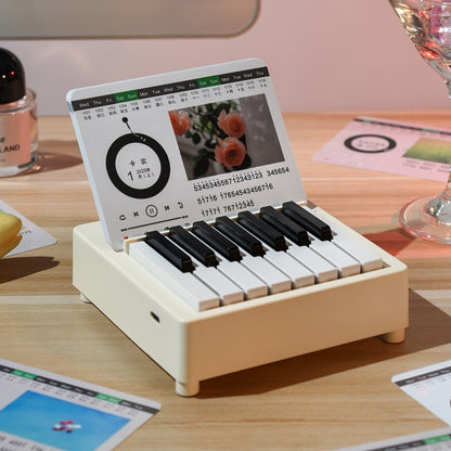  Mini retro-style piano toy in white or black, featuring 24 brief piano scores of world-famous pieces. Packaged in a gift box, perfect as a musical gift or decorative piece.