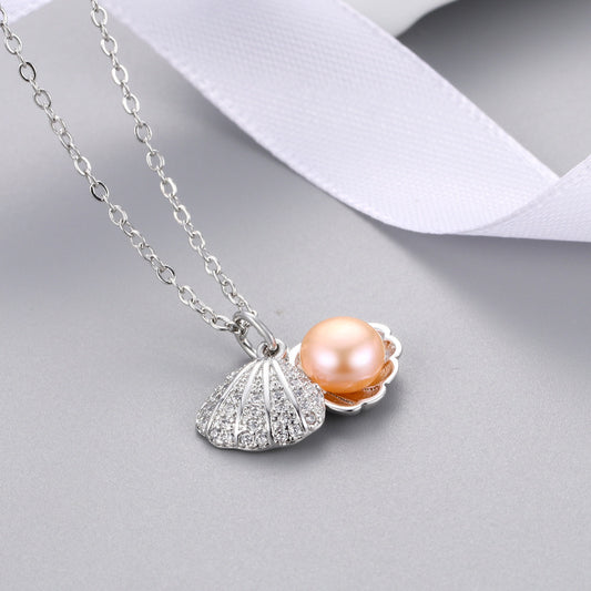 "Shell Freshwater Pearl Necklace – A delicate pendant featuring a 7-8mm freshwater pearl, available in various styles with white gold or gold supports. Elegant and timeless, perfect for adding sophistication to any occasion."