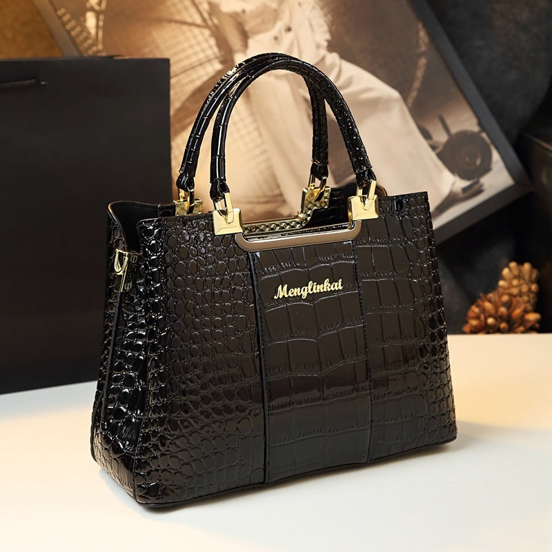 Fashion print luxury handbag designed for elegance and functionality, perfect for business commuting and everyday use. #LuxuryHandbag #FashionBag #BusinessStyle #ElegantAccessories #CommuterBag #ChicDesign #FunctionalFashion #StylishTote
