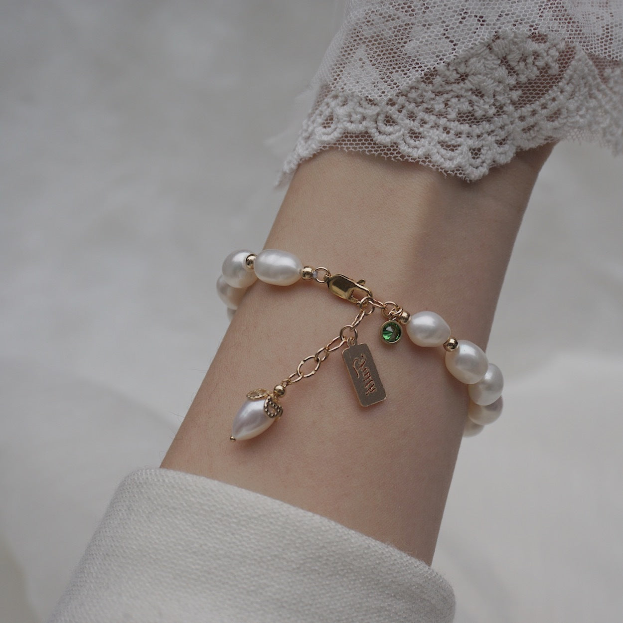 Natural zircon pearl bracelet, embodying elegant simplicity and timeless charm for the modern woman. #ZirconPearlBracelet #ElegantSimplicity #TimelessJewelry #ModernWoman #LuxuryBracelet #PearlJewelry #ChicAccessories #SophisticatedStyle