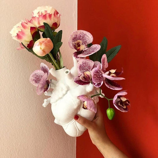 "Art Vase Heart Sculpture – An elegant resin heart sculpture without a base, crafted in American style, perfect for adding a touch of love and sophistication to any room as a decorative ornament."