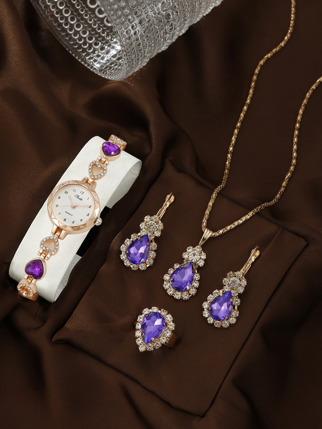 Embrace elegance and simplicity with the Women's Simple Disc Quartz Watch, a beautiful timepiece designed for modern women. This light luxury set combines the perfect balance of functionality and fashion, making it a versatile accessory for any occasion.