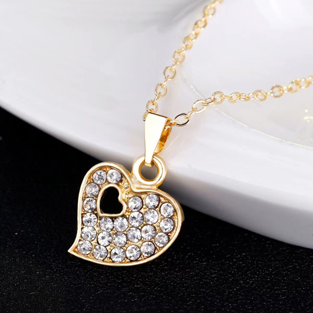 A five-piece women's jewelry set, featuring a quartz watch with a spiral crown, pin buckle, and a durable plastic mirror. The set comes in a love-themed gift box with a 36mm dial diameter and a thickness of 10mm.
