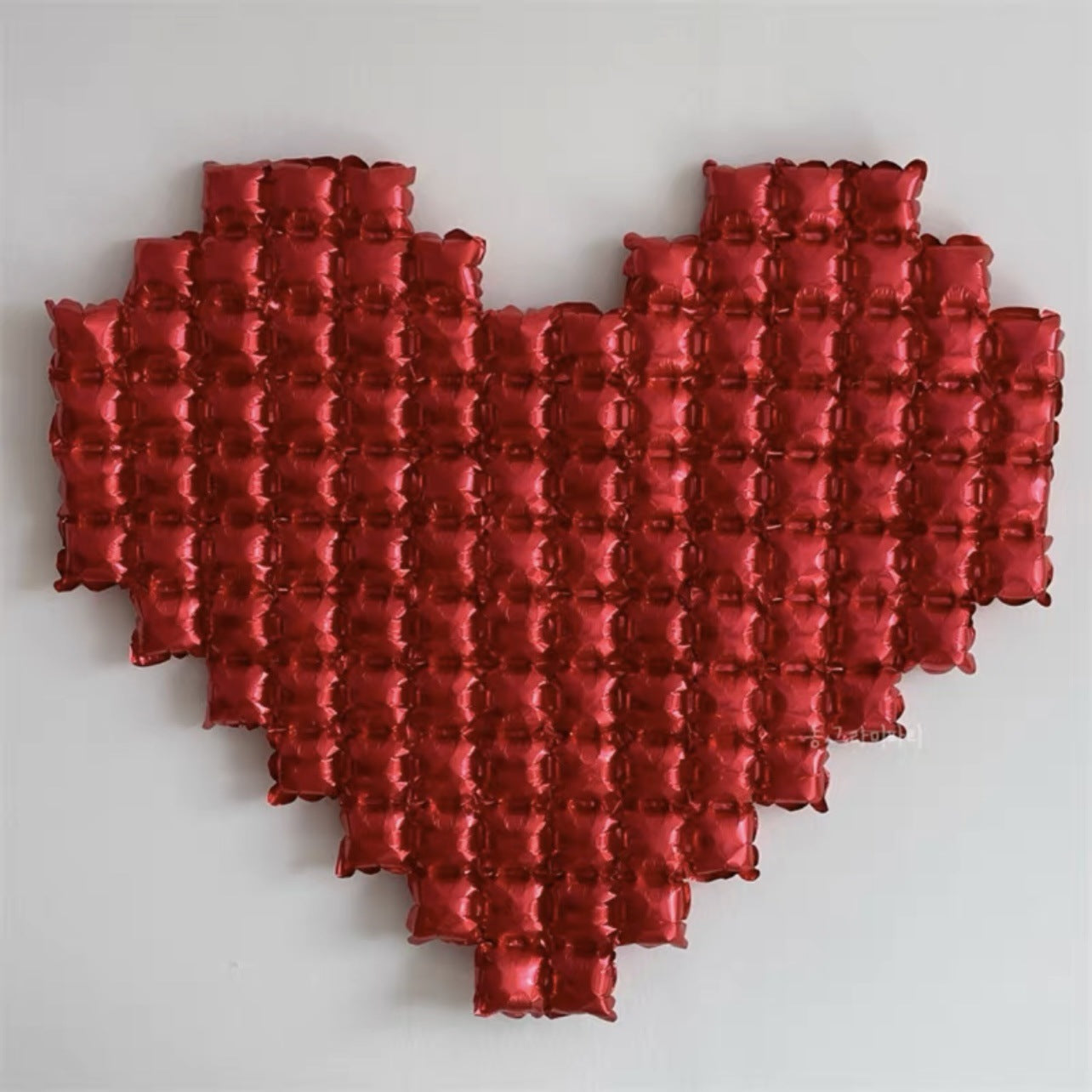 Large Birthday Party Background Wall Balloon made of aluminum film in heart shapes, available in red, silver, gold, and pink. Perfect for themed parties and celebrations.