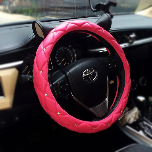 Super cute steering wheel cover made from environmentally friendly PU leather, embellished with high-quality rhinestones and a playful ear design. Suitable for all seasons and most steering wheels.