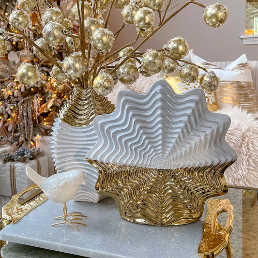 Light luxury electroplated gold ceramic vase, combining elegant design with contemporary style to elevate your home décor. #GoldCeramicVase #LuxuryDécor #ContemporaryStyle #ElegantDesign #HomeAccessories #SophisticatedDécor #ModernVase #ElectroplatedGold
