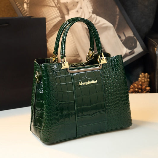 Fashion print luxury handbag designed for elegance and functionality, perfect for business commuting and everyday use. #LuxuryHandbag #FashionBag #BusinessStyle #ElegantAccessories #CommuterBag #ChicDesign #FunctionalFashion #StylishTote