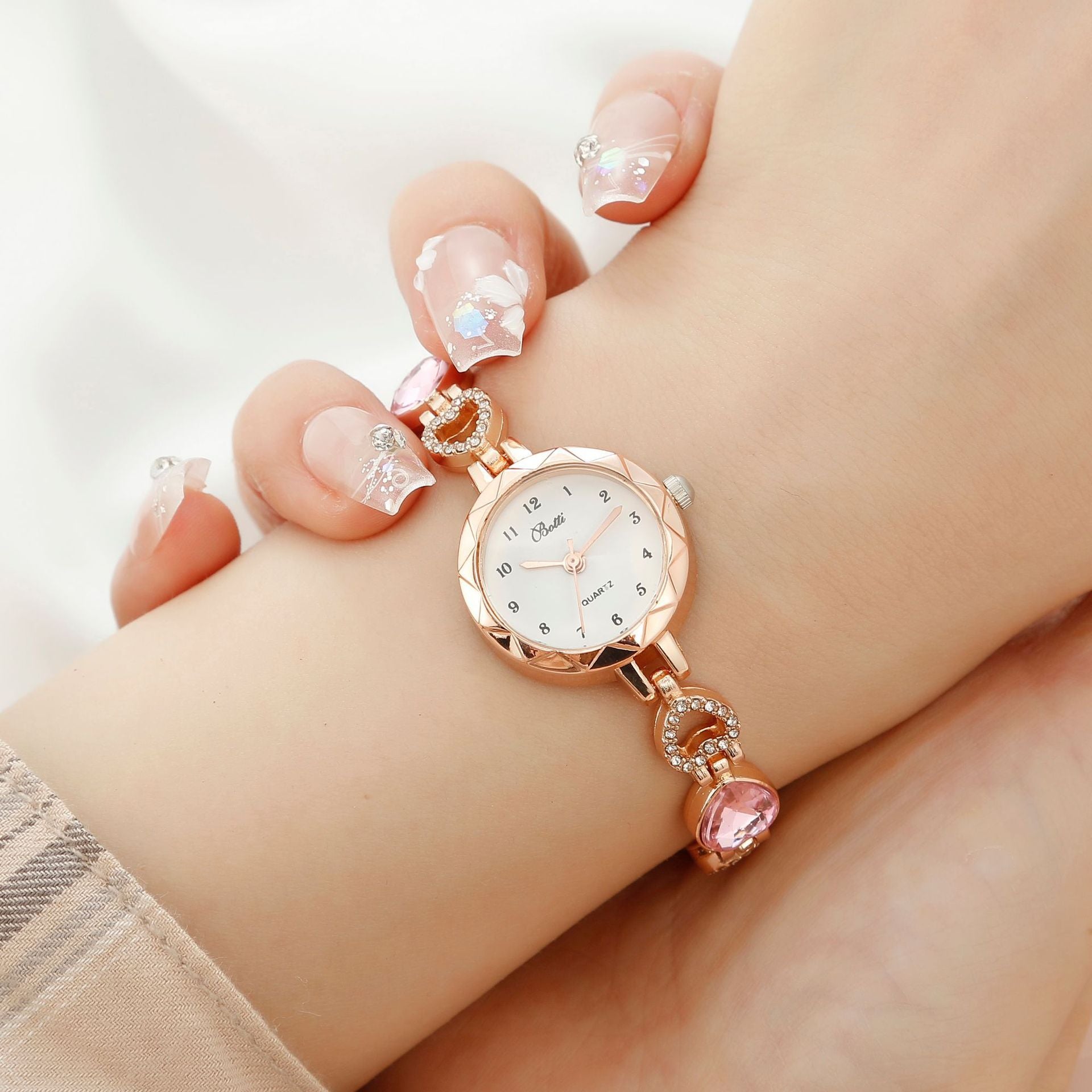 Embrace elegance and simplicity with the Women's Simple Disc Quartz Watch, a beautiful timepiece designed for modern women. This light luxury set combines the perfect balance of functionality and fashion, making it a versatile accessory for any occasion.
