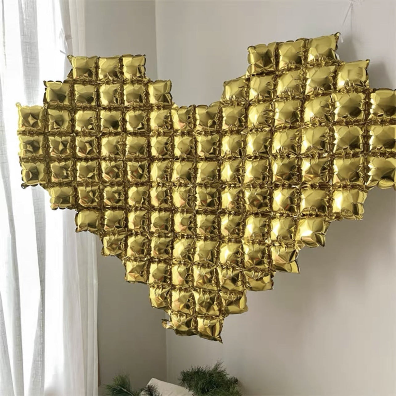 Large Birthday Party Background Wall Balloon made of aluminum film in heart shapes, available in red, silver, gold, and pink. Perfect for themed parties and celebrations.