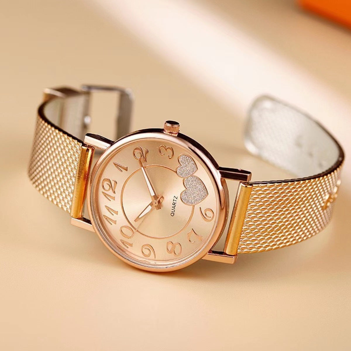A five-piece women's jewelry set, featuring a quartz watch with a spiral crown, pin buckle, and a durable plastic mirror. The set comes in a love-themed gift box with a 36mm dial diameter and a thickness of 10mm.
