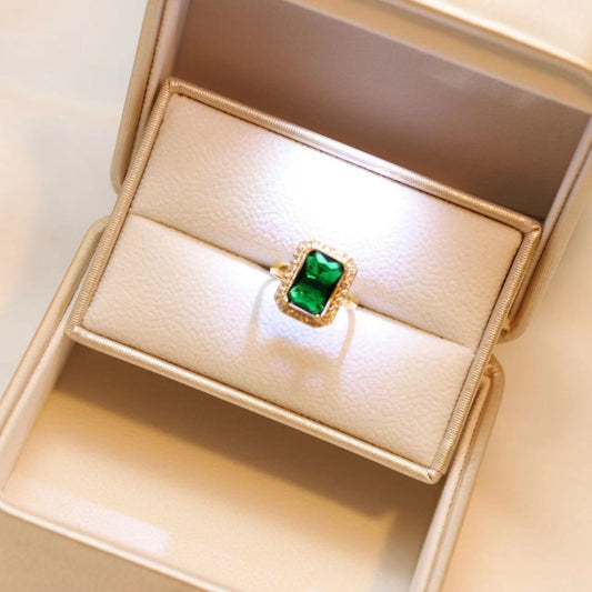 Add a touch of elegance and sophistication to your collection with the Light Luxury Emerald Pendant Set. Designed for those who appreciate refined beauty, this set features a stunning emerald pendant and matching accessories that will elevate any outfit.