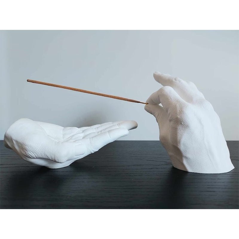 Cartoon-style resin incense holder in the shape of hands, available in black, white, light yellow, and brown. Made from synthetic resin, with a size of 19 * 10 * 10 cm, perfect for holding and receiving incense.