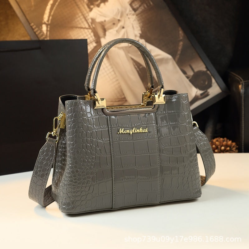 Fashion print luxury handbag designed for elegance and functionality, perfect for business commuting and everyday use. #LuxuryHandbag #FashionBag #BusinessStyle #ElegantAccessories #CommuterBag #ChicDesign #FunctionalFashion #StylishTote