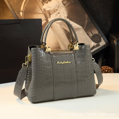 Fashion print luxury handbag designed for elegance and functionality, perfect for business commuting and everyday use. #LuxuryHandbag #FashionBag #BusinessStyle #ElegantAccessories #CommuterBag #ChicDesign #FunctionalFashion #StylishTote