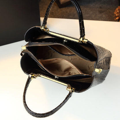 Fashion print luxury handbag designed for elegance and functionality, perfect for business commuting and everyday use. #LuxuryHandbag #FashionBag #BusinessStyle #ElegantAccessories #CommuterBag #ChicDesign #FunctionalFashion #StylishTote