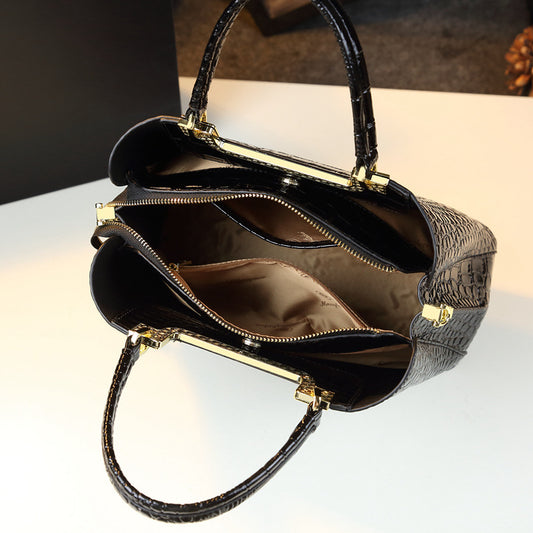 Fashion print luxury handbag designed for elegance and functionality, perfect for business commuting and everyday use. #LuxuryHandbag #FashionBag #BusinessStyle #ElegantAccessories #CommuterBag #ChicDesign #FunctionalFashion #StylishTote