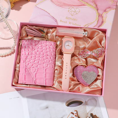 **Ladies Pink Watch Gift Set – Elegant & Functional 💖** A stylish **quartz movement** watch with **chronograph** function and **pointer display**. Available in **square belt**, **round belt**, and **square rubber** designs, featuring a **35mm dial** and **screw crown**. Includes a **wallet**, **vanity mirror**, **key chain**, and **brooch**—the perfect gift set for any occasion. 🎁
