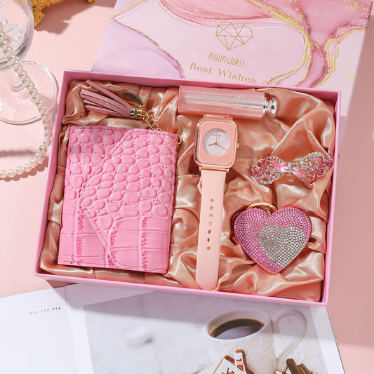**Ladies Pink Watch Gift Set – Elegant & Functional 💖** A stylish **quartz movement** watch with **chronograph** function and **pointer display**. Available in **square belt**, **round belt**, and **square rubber** designs, featuring a **35mm dial** and **screw crown**. Includes a **wallet**, **vanity mirror**, **key chain**, and **brooch**—the perfect gift set for any occasion. 🎁