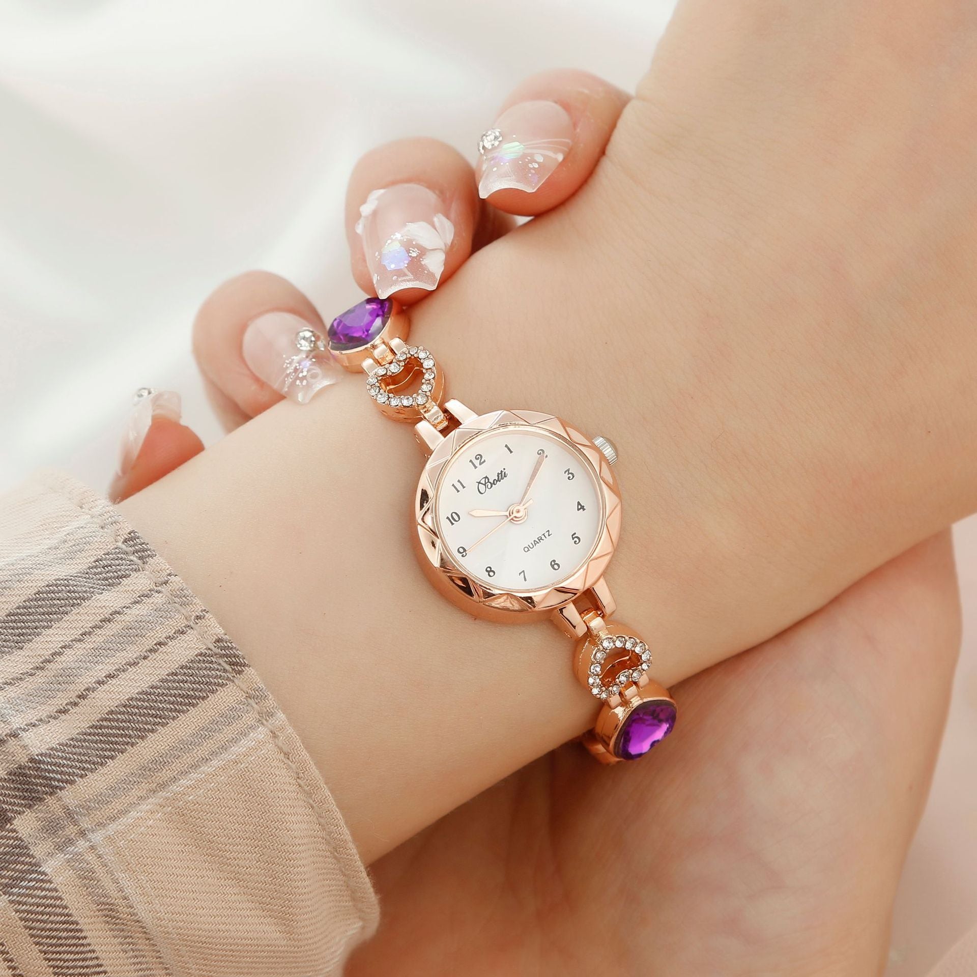 Embrace elegance and simplicity with the Women's Simple Disc Quartz Watch, a beautiful timepiece designed for modern women. This light luxury set combines the perfect balance of functionality and fashion, making it a versatile accessory for any occasion.