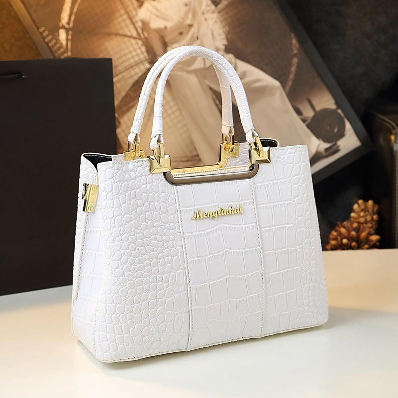 Fashion print luxury handbag designed for elegance and functionality, perfect for business commuting and everyday use. #LuxuryHandbag #FashionBag #BusinessStyle #ElegantAccessories #CommuterBag #ChicDesign #FunctionalFashion #StylishTote